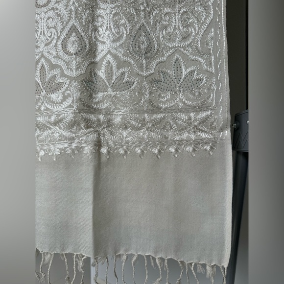 India Pashmina Silk Wool Blend iridescent crystals Lotus flowers 28x80 - Picture 4 of 4